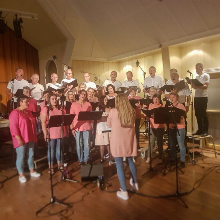 Akkord med sin dirigent Elisabeth Ødegård imponerte vår anmelder.|Nils Reinåmo var kveldens konferansier