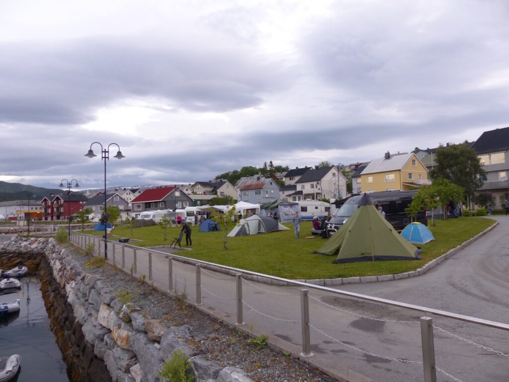 Under festivalene på Hemnesberget er dette et fantastisk fint område for tilreisende både med båt og bil.|Roger Stensen (tv) er styreleder i Hemnes Båt og - Sportsfiskeforening.|