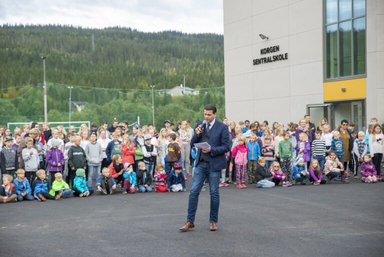 Rektor Geir Åge Helgå forteller om skolebrannen og den 