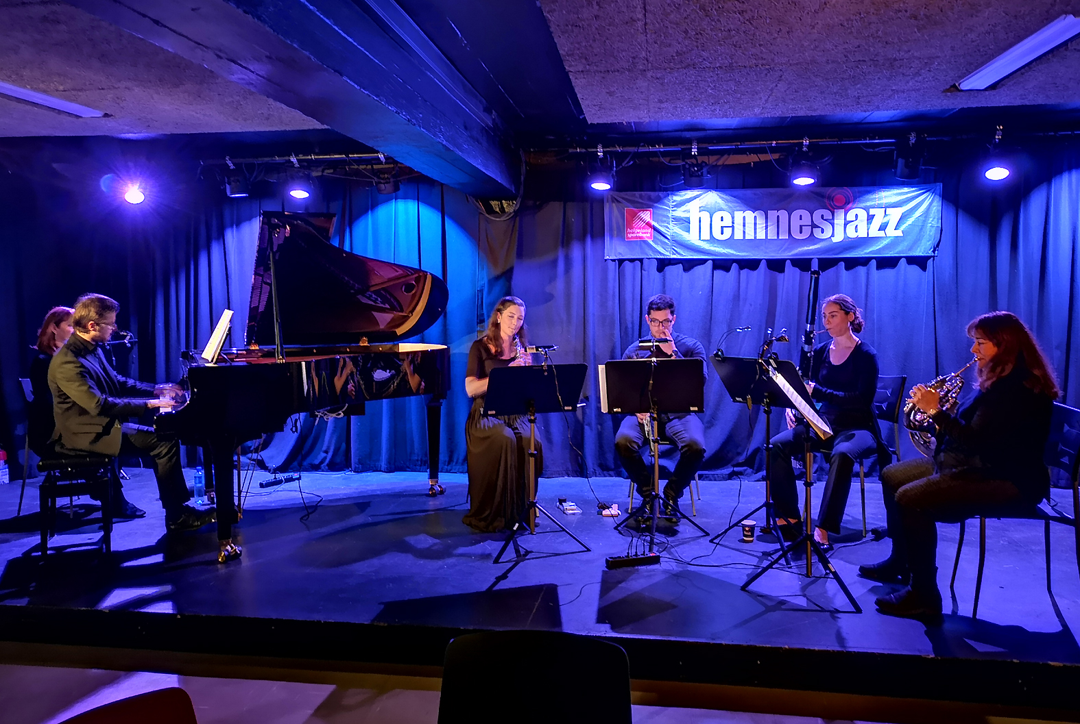 MiNensemblet i gang med "Kvintett for klaver og blåsere" imponerte med Wolfgang Amadeus Mozarts velkomponerte musikk på Jernvaren sist lørdag.|Dimitris Kostopoulos på klaver var en opplevelse i likhet med de andre musikerne i MiNensemblet.|De fem musikerne fremførte Paul Taffanels Blåsekvintett i G-moll