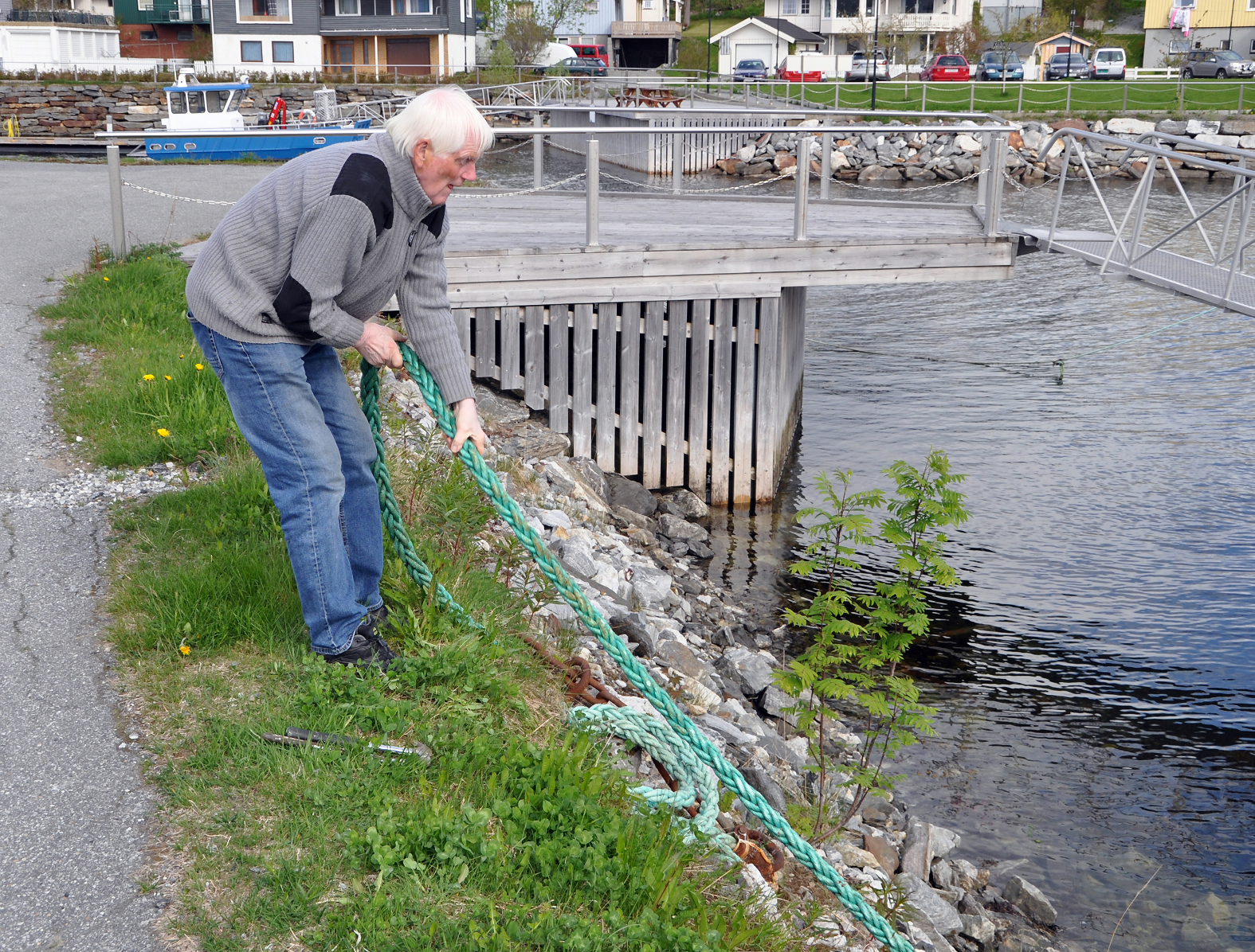 Torbjørn Skjæran er prosjektleder for Hemnes båtbyggerhistoriske forening som nå jobber for å få den lokale båtbyggerhistorien mellom permer. Han trekker i mange tråder for å få dette til. Her sliter han på tampen til M/K Remi Ketil ved fortøyningen i marinaen på Hemnesberget.|Den gamle båtbyggerteknikken holdes fortsatt i hevd av enkelte entusiaster.|Historien om den nyskapende Finneide-båten skal med når vår lokale båtbyggerhistore nå er under nedskriving.