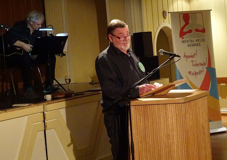 Per Jomar Hoel snakket om det å være raus mot andre og hvordan det kan føre til at man kan få det bedre med seg selv.|Konferansier Andrew B. Amundsen