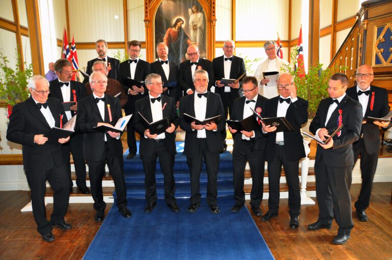 Korsang hevdes å forlenge livet. Nå ønsker både HeKS og Hemnes Mannskor (bildet) å 