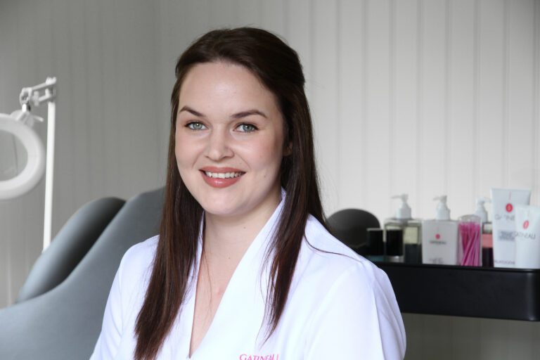 Ina Øren er klar for en ny hverdag hvor hun er sin egen sjef.|Ina har pusset opp og gjort lokalet lyst og trivelig.