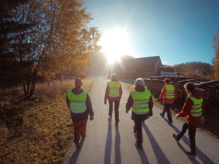 Det var rim på gresset og sola skinte. En virkelig flott høstdag.|På campingplassen henger en av 33 Nær-trimpostkasser.|Å gå tur med Tjukkasgjengen er både sosialt og godt for helsa. I dag var det Hanna Øverleir