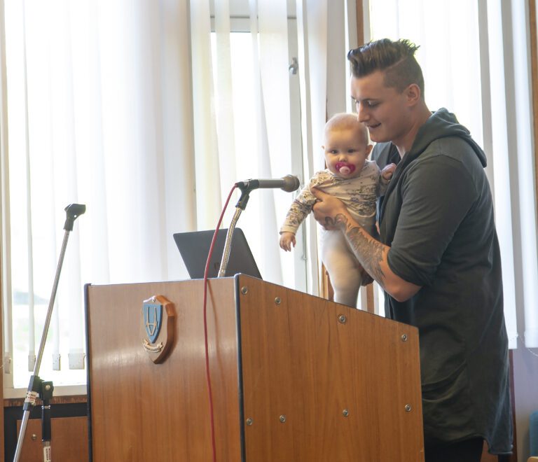 Pappa Karl-Johan Lenningsvik med sin datter Kaja på armen presenterte reguleringsplanen for Torget for lydhøre kommunestyrerepresentanter.|Pappa Karl-Johan Lenningsvik med sin datter Kaja på armen presenterte reguleringsplanen for Torget for lydhøre kommunestyrerepresentanter med teknisk sjef Sølve Tuven humrende i bakgrunnen.|Etter fire år med vandring ble 