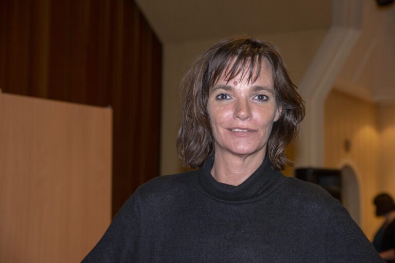 Årets foreldremøte ble foredrag med tørrlagte alkoholiker Julie Winge