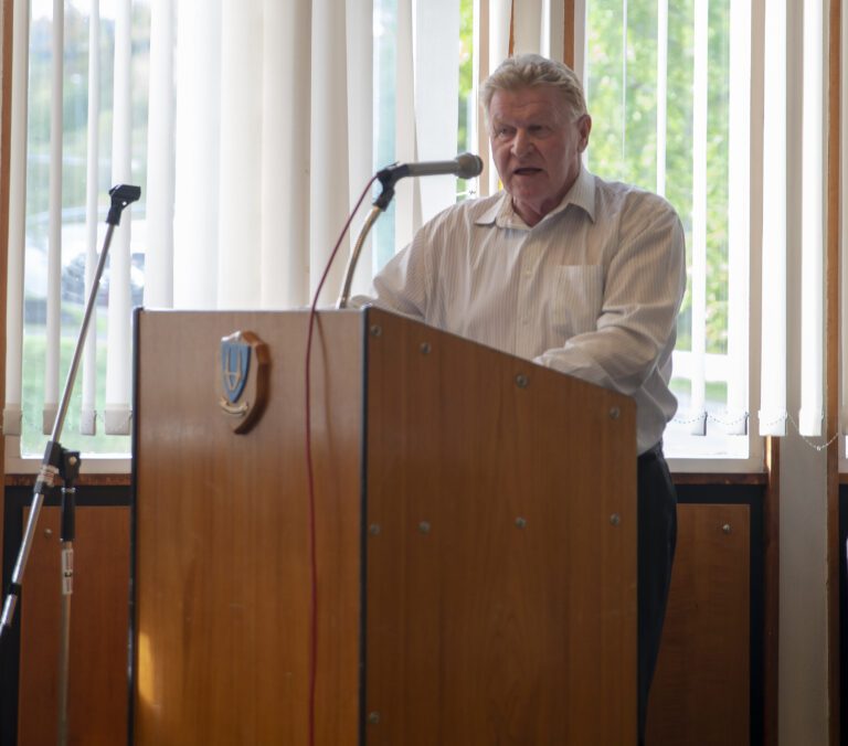 Sverre Storbæk (Frp) hadde fått streng beskjed hjemmefra om å smile og ikke være sint fra talerstolen. Han var allikevel sterkt kritisk til den kommunale innkjøpsordningen.|Butikksjef Erlend Ervik ønsker at Prix Korgen og andre lokale dagligvarebutikker skal få levere varer til Hemnes kommune.