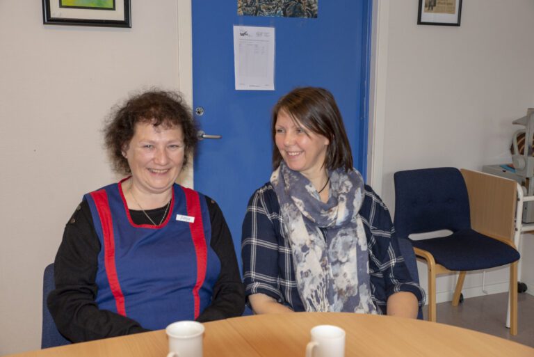 Sonja Kristine Drevland og Nina Krogh Bakken vil framheve hvor viktig det er å ha en arbeidsplass.|Noen av deltakerne på frokosten