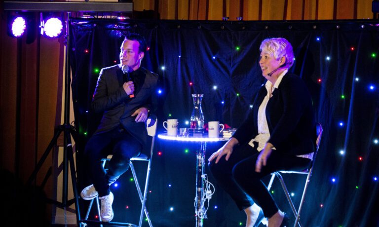 Magnus Jackson Krogh og Hilde Kagebøl fungerer godt sammen.|Krogh ber elevene ta opp telefonen å sette på blitzen slik at han får litt lys på scenen.|Elevene ønsket at Magnus skulle danse den kjente 