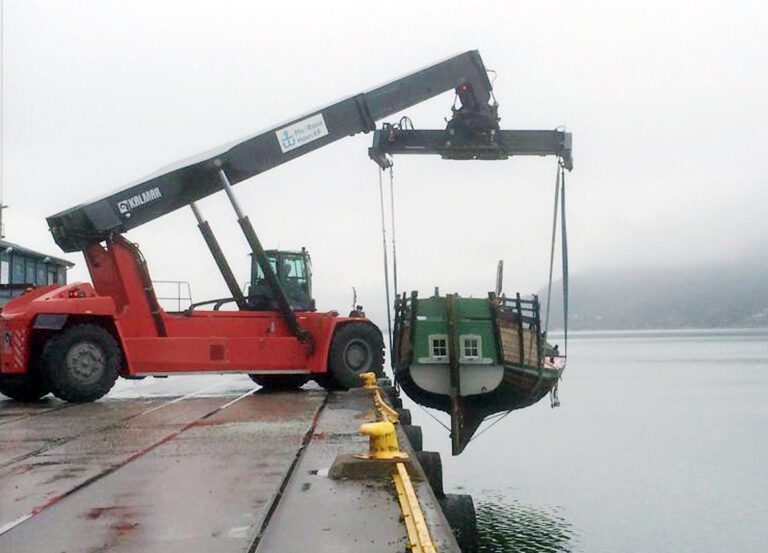 Gjertrud får endelig kjenne på vannet i sjøen igjen etter 2 års landligge på Toraneskaia.|Gjertrud fikk drahjelp på sin korte tur til stornaustet i Urlandå.|Gjertrud nærmer seg land.|Full konsentrasjon er viktig når en stor båt skal manøvreres på land.|F. v.: Jan Fordelsen