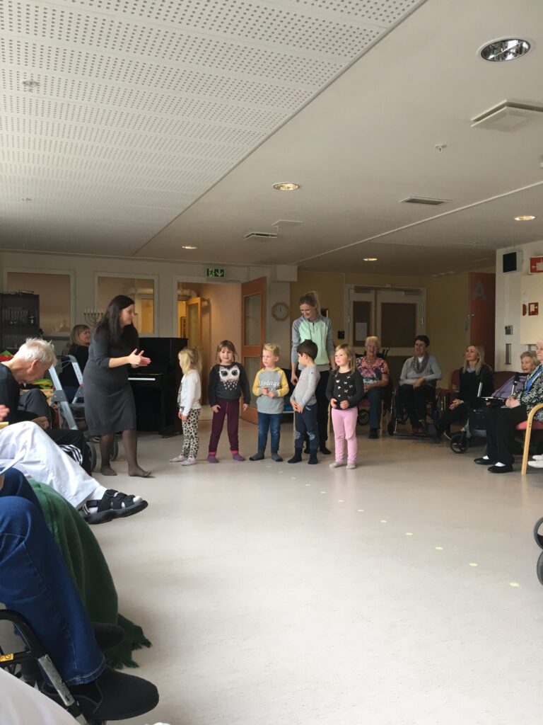 Ung og gammel i skjønn forening. Fra venstre fra barnehagen:||Josefine Sæterstad