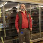 Kenneth Jørgensen har snart klar de nye kjølediskene på butikken i Bleikvasslia.
