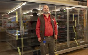 Kenneth Jørgensen har snart klar de nye kjølediskene på butikken i Bleikvasslia.