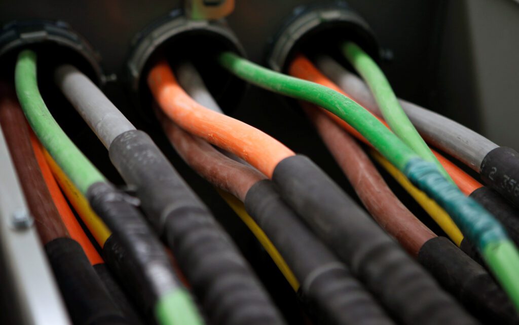 Et brudd i en fiberkabel kan skape store problem. Fiber anvender lyssignaler for å sende store datamengder rundt kloden.   (illustrasjonsfoto).|Dekningsdirektør i Telenor