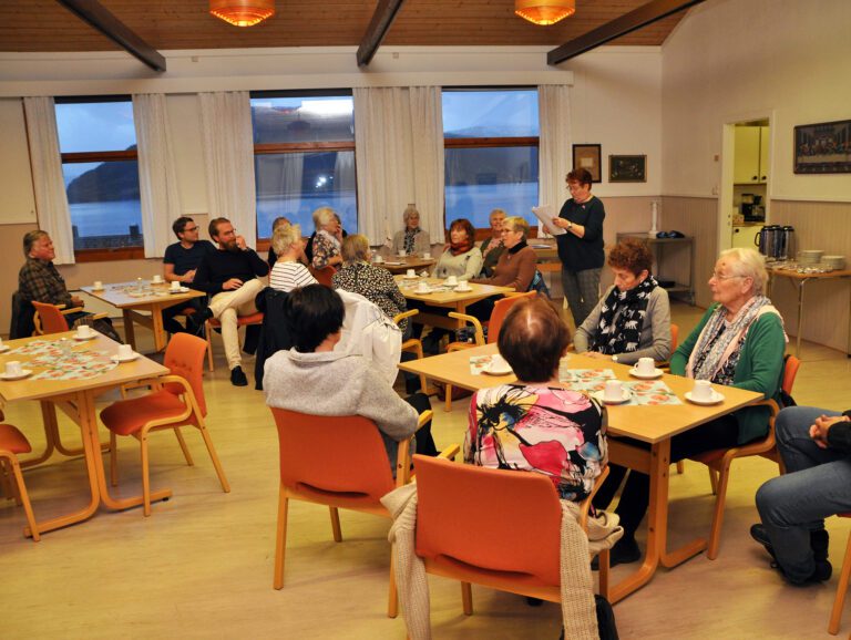 Elin Presten ønsket 14 damer og 5 manfolk velkommen til det ekstraordinære årsmøtet til Hemnesberget sanitetsforening.|Anders Bolstad Storetvedt synes Hemnesberget er en fin plass