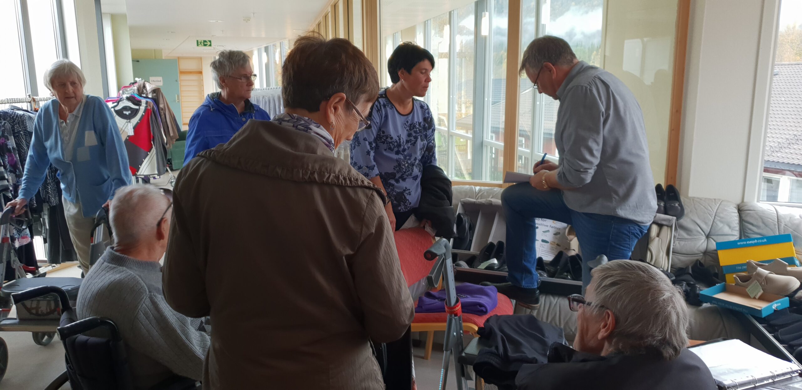 Det var trengsel og kø for å få hjelp til riktig størrelse og for å få betale klær når det var kleshandlardag på Korgen omsorgssenter.|Ikke bare damer møtte opp på Velværedagen