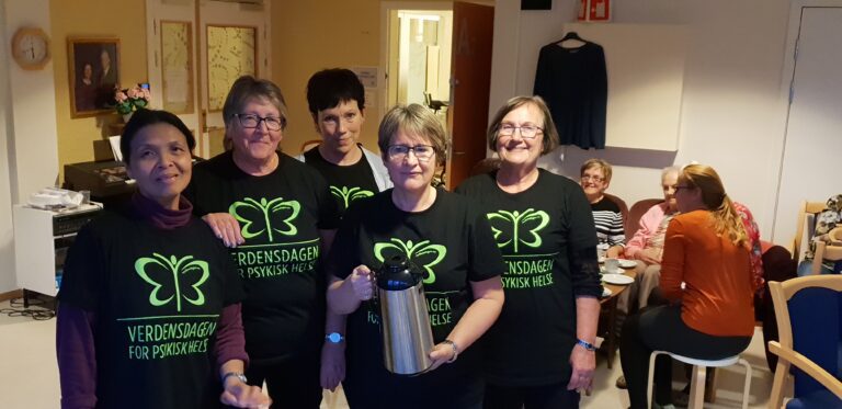 Mental Helse Hemnes sørget for bevertning. Disse damene stilte opp i komitèarbeid fra morgen til kveld!|Fullt av damer gledet seg over allsangen.|Musikk for kvelden var av Hans Arne Forsback fra Mosjøen. Mental Helse Hemnes hadde leid han inn for å glede de eldre med musikk. De fikk høre og synge kjente sanger