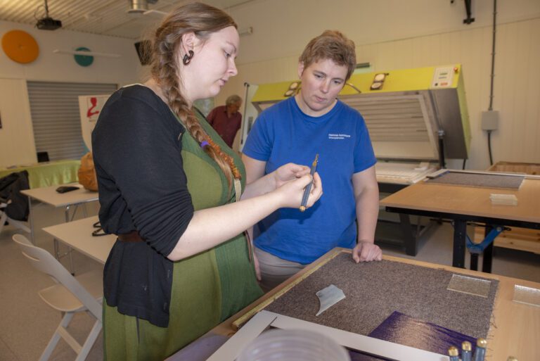 Sesselja Lind Vilhjalmsdottir viser Rina Tustervatn hvordan man skjærer i glass.|Iselin Målvatn og Birgit Fjelldal fra Mental Helse Hemnes fikk god hjelp fra Nils Emil Jørgensen med bretting av brosjyrer.|Enkelte hiver seg i det