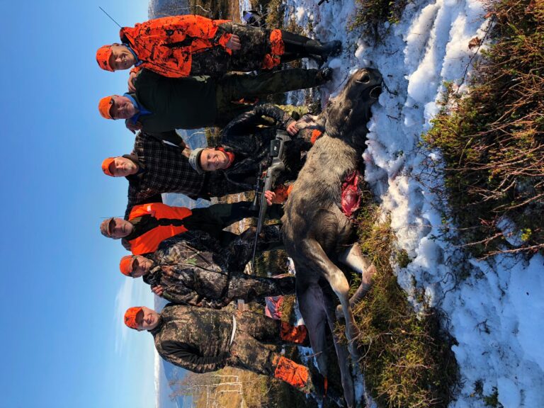 Tom Erik Øren fra Korgen er her sammen med jaktlaget sitt på Korgfjellet. Fra venstre: Bak t.v.: Markus Johansen Øren