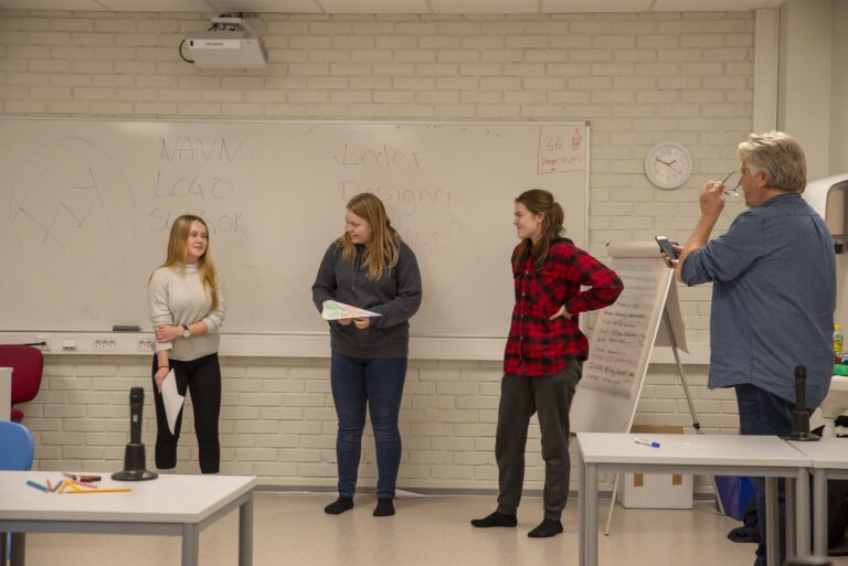 Elevene måtte opp og presentere sitt flyselskap mens Steve Hernes (t.h) tok tiden. Fra v. Carina Tverå