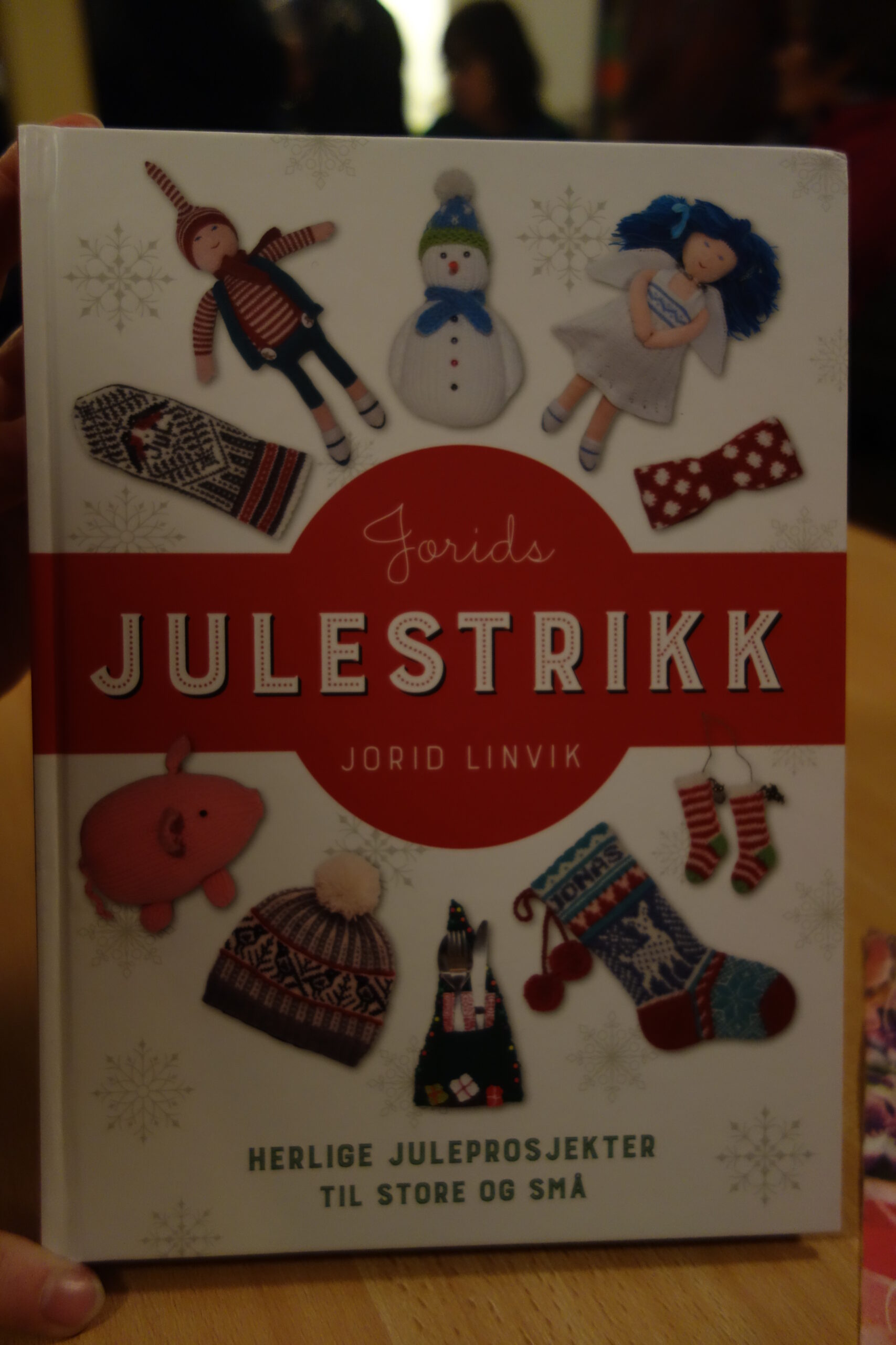 Bok nr. 4 i serien til Jorid Linvik|Det var kø for å få kjøpt og signert boka av forfatteren|Her er noen av produktene som det er oppskrift på i boka|Jorid med grisen som "solgte" boka i USA|Bøkene til Jorid har kommet ut på flere språk|Lue