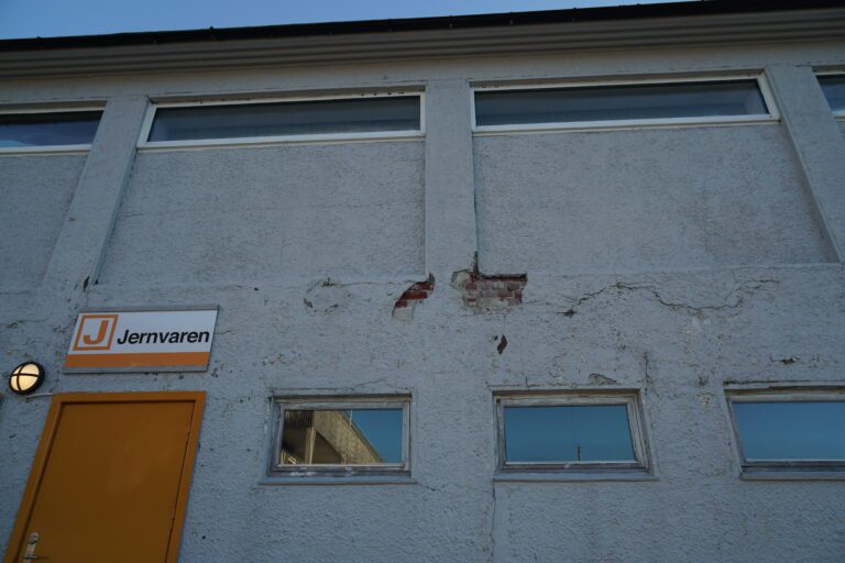 Flere steder på vestveggen til Prix på Hemnesberget faller murpussen av.|I tillegg til det som har falt ned er det store sprekker i pussen som henger så vidt. Heldigvis jobber Coop Helgeland med å få gjort utbedringer.