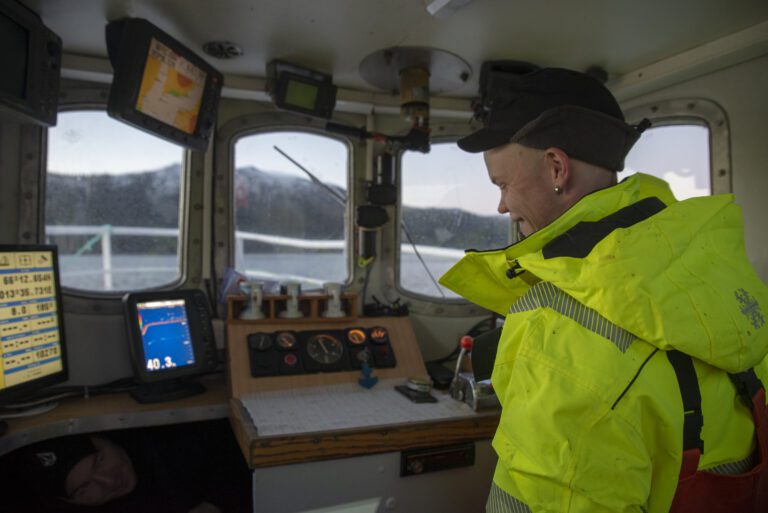 Andreas hadde tilsynelatende full kontroll på båt og utstyr.|Det er ikke bare fisk som havner i garnet. Andreas ser likevel ut til å være fornøyd med fangsten.|Andreas Drage overtok morfarens båt