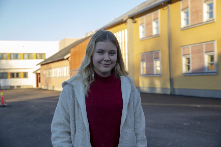 Tora Falkenhaug er ny leder for Hemnes ungdomsråd.|Tora Falkenhaug og Rolf Fjellestad håper på engasjerte voksne på Ungdomspolitisk dag.