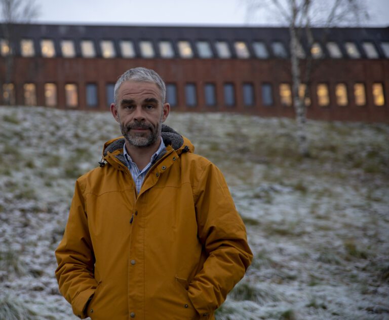 Petter Sødermann fra konsulentselskapet Sødermann AS har de siste ukene blitt utsatt for kraftig kritikk for tjenester de tilbyr kommuner i Norge.|De tekniske prosedyrene for registrering av av psykiske utviklingshemmede går tydelig fram av et offentlig rundskriv til kommunene. Nå har praktiseringen vakt sterke følelser etter mange presseoppslag.