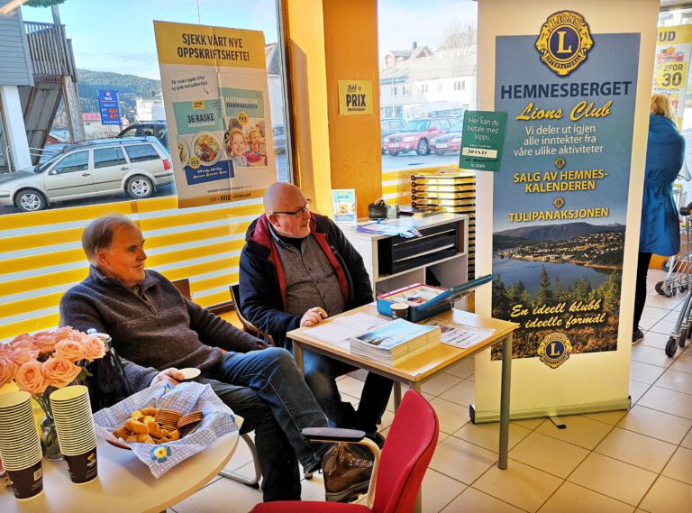 Asbjørn Solhaug og Egil Jenssen (og andre) satt på Prix både fredag og lørdag og solgte Hemnes-kalenderen 2019. De forteller at det vil stadig dukke opp selgere på Prix