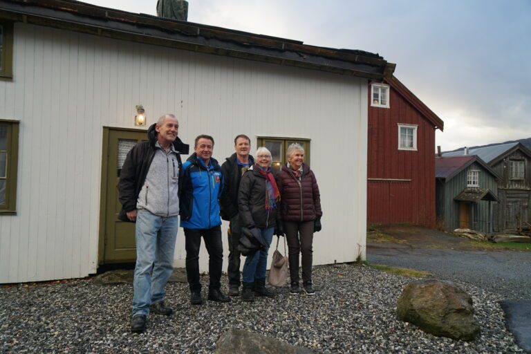 Representanter fra de forskjellige lag og foreninger på Hemnesberget som nå har gitt bidrag til Lapphellas Venner.|