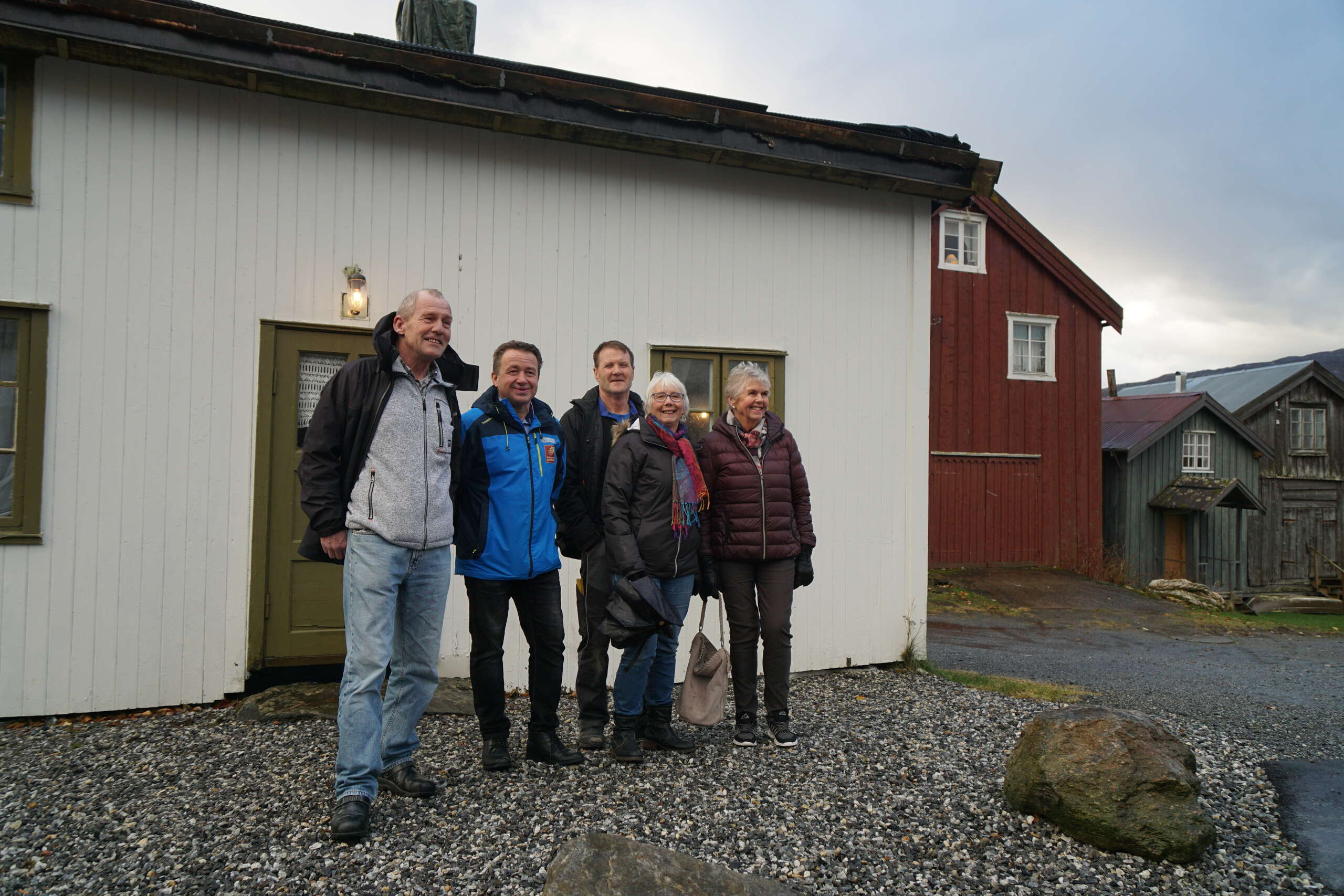 Representanter fra de forskjellige lag og foreninger på Hemnesberget som nå har gitt bidrag til Lapphellas Venner.|