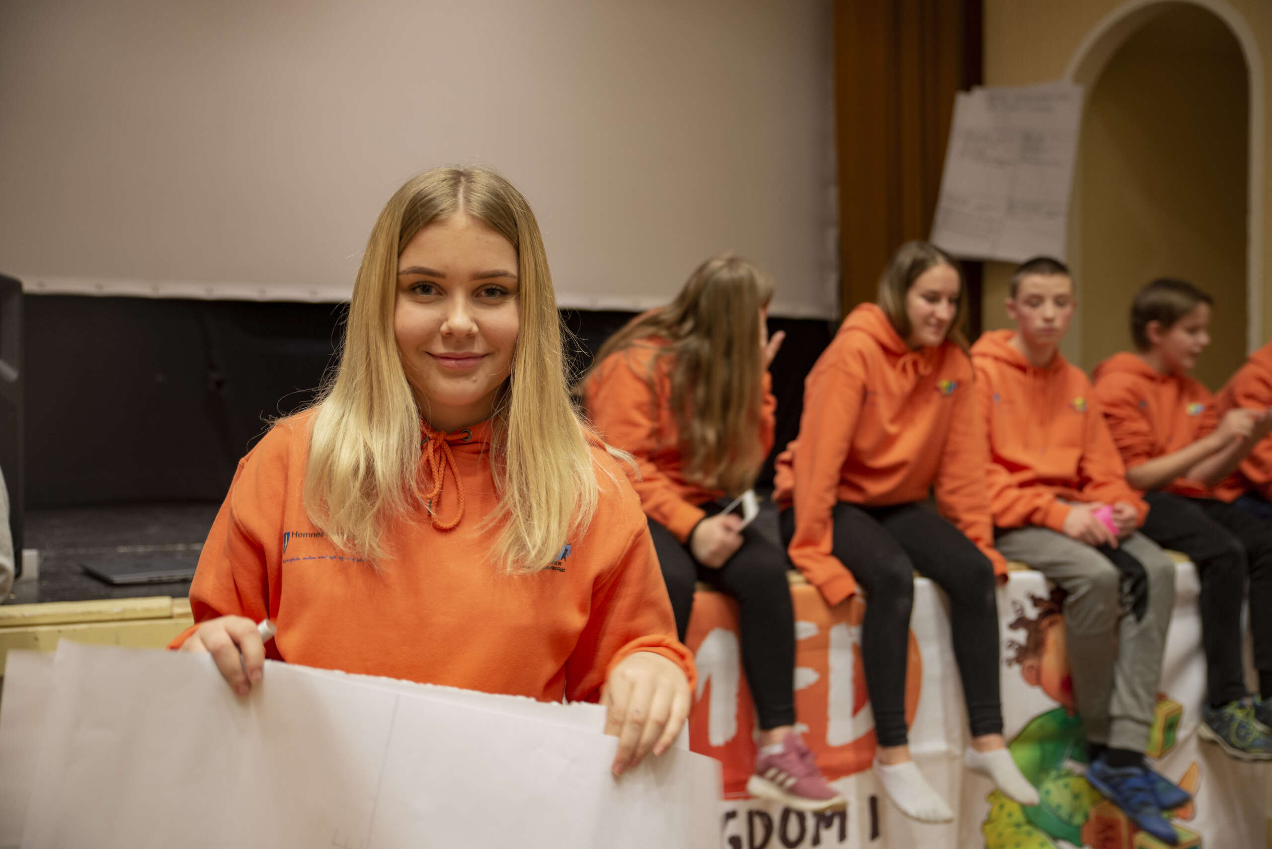 Tora Falkenhaug hadde nok å gjøre i løpet av kvelden. Hun hadde tilsynelatende full kontroll.|Leder av ungdomsrådet Tora Falkenhaug ønsket en fullsatt sal velkommen til ungdomspolitisk dag.|Det var godt oppmøte og mye engasjement denne kvelden.|Alle skulle stemme på hva de selv syntes var viktigst for å få en bra oppvekstkommune.
