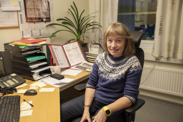 Judit Dahl er prosjektleder for den nye veien fra Bjerkalia ned til skolen.|Den nye veien er nå på plass