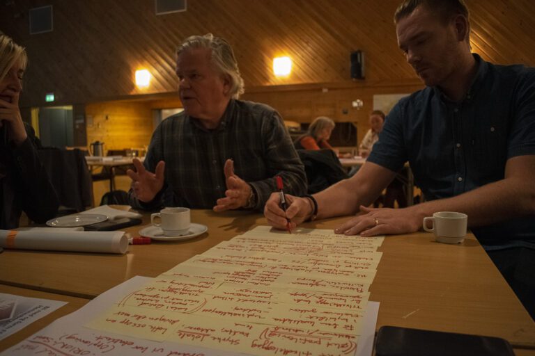 |Over 50 deltok på seminaret.|Michele Renee Widerøe ledet seminaret.|Landskapsarkitekt MNLA Ann Kjersti Johnsen fra Asplan Viak i Tromsø var en av de som ledet forsamlinga.|Representanter for ungdomsråd og elevrådet deltok på hele seminaret. Fra venstre: Kjersti Sofie Kråkstad Norø