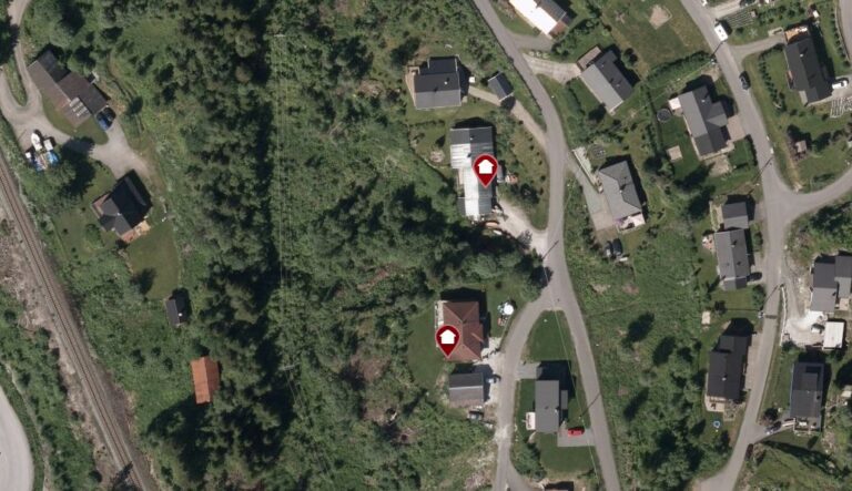 Både Tuvslettveien 3 og 5 har fått nye eiere for henholdsvis 2