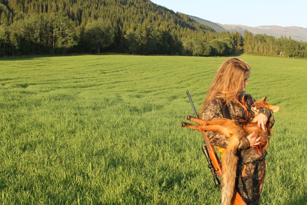 På Instagram deler Elisabeth både gleder og frustrasjoner i forbindelse med jakt.|Elisabeth frister med pølse marinert i mose