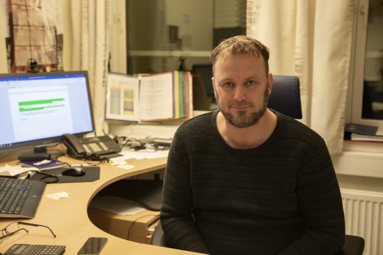 Pr dags dato jobber Magne Linvik som fagleder på avdelingen for vei og trafikk.|Bildet er fra vinteren 83/84 hvor Magne Linvik mener å huske at isen la sent det året
