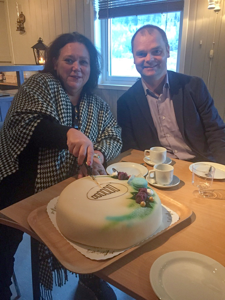 Christine Trones og Pål-Henrik Lukashaugen feirer markeringen med en ordentlig dekningskake.|En symbolsk snor ble klippet av ordfører Christine Trones. Her sammen med prosjektleder fra telenor Pål-Henrik Lukashaugen og rådmann Amund Eriksen.|"Dagros"