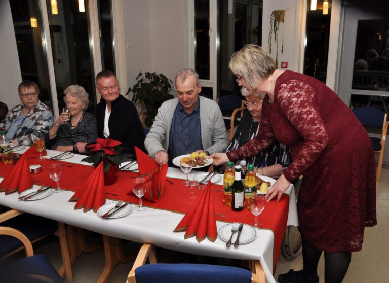 Vigdis Reinholdsen serverer Dagny Stensen og sønnen Randulf