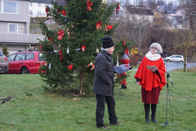 Anne-Lise Larsen fra arrangørene overrakte Trond Rydsaa et vakkert sitteunderlag som takk for at han åpnet Jul på Berget i 2018|Vie Sjåvik Olsen (tv)