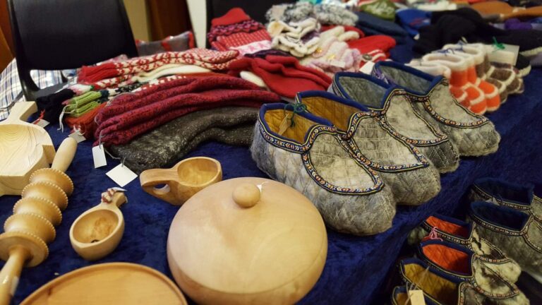 Eksempel på varer du kan finne på messa.|Styreleder i Norsk folkehjelp Korgen|Eline Falkenhaug og Gunhild Solhaug|Marius Oksfjellelv|Og den legendariske melkkaka.