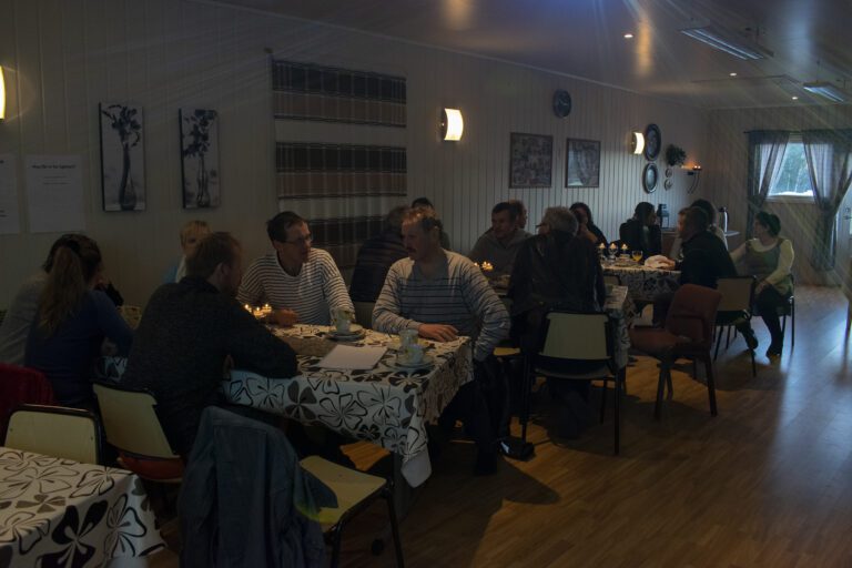 Et tjuetalls bønder samlet på fjøsloftet ved Reinåga Samdrift.|Fylkesmannens representant under bondelunsj og temamøte.|Norturas mann på seansen.