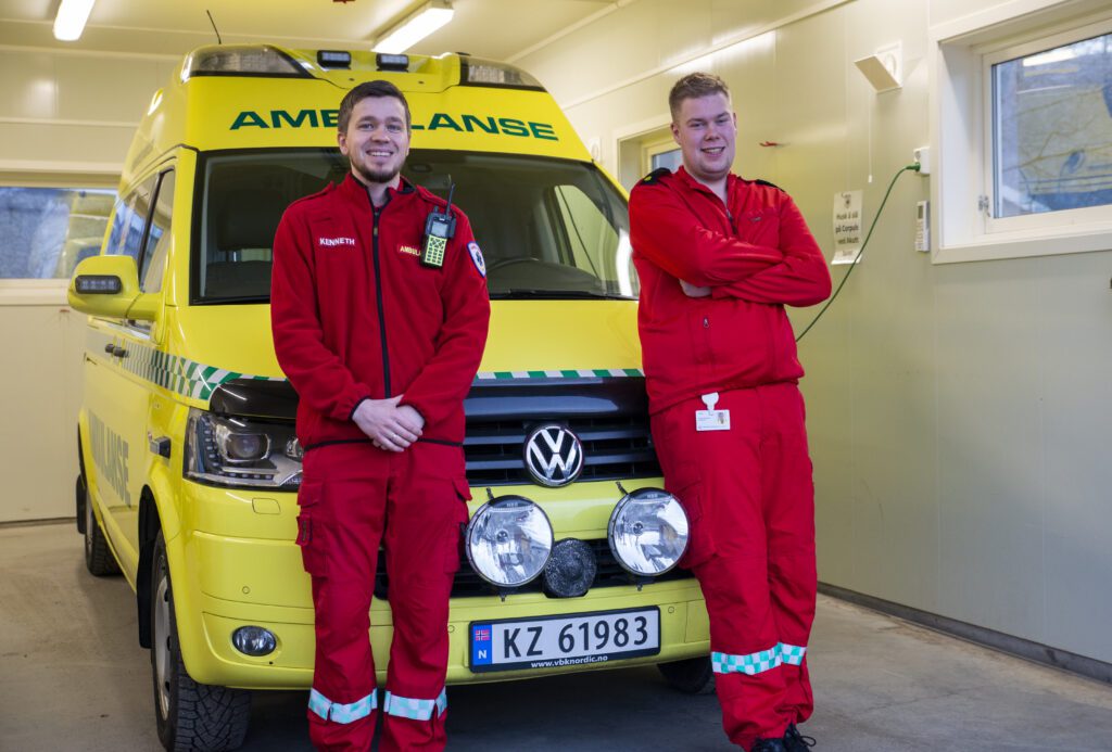 Kenneth Lifjell og Espen Johansen utgjør to av stillingene på ambulansen i kommunen.|Espen forteller at ambulansen for første gang bærer reklame. -- Vi har en kampanje som går på landsbasis der plutselige vansker med å prate
