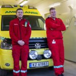 Kenneth Lifjell og Espen Johansen utgjør to av stillingene på ambulansen i kommunen.|Espen forteller at ambulansen for første gang bærer reklame. -- Vi har en kampanje som går på landsbasis der plutselige vansker med å prate