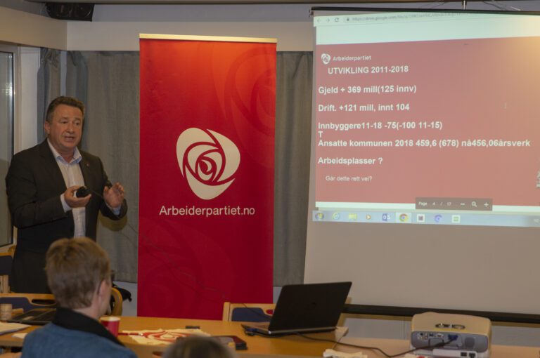 Kjell-Idar Juvik kjemper med Mette Varem om forsteplassen på Arbeiderpartiets liste ved kommunevalget neste år. Her fra et tidligere medlemsmøte der han forteller hvorfor det står dårlig til i Hemnes.