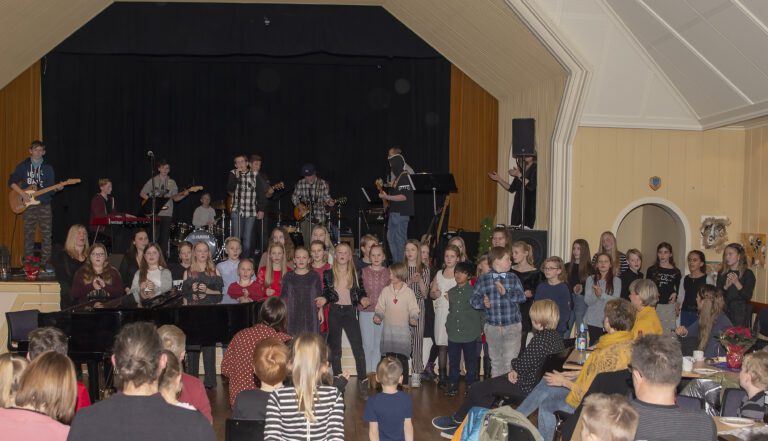 AC/DCs Higway to Hell sysselsatte svært mange av kulturskolens elever.|||Stor kunst av små kunstnere