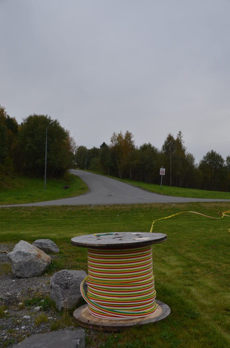 Kabler for fiber når stadig nye deler av kommunen. Nå er innbyggerne på Baklandet spent på om politikerne finner penger til å hjelpe dem på nett.