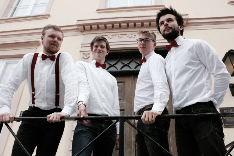 Swingende vokalkvartett gjester Jernvaren på Hemnesberget.